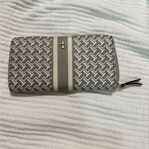 Tory Burch Black and White Woven Pattern Wallet